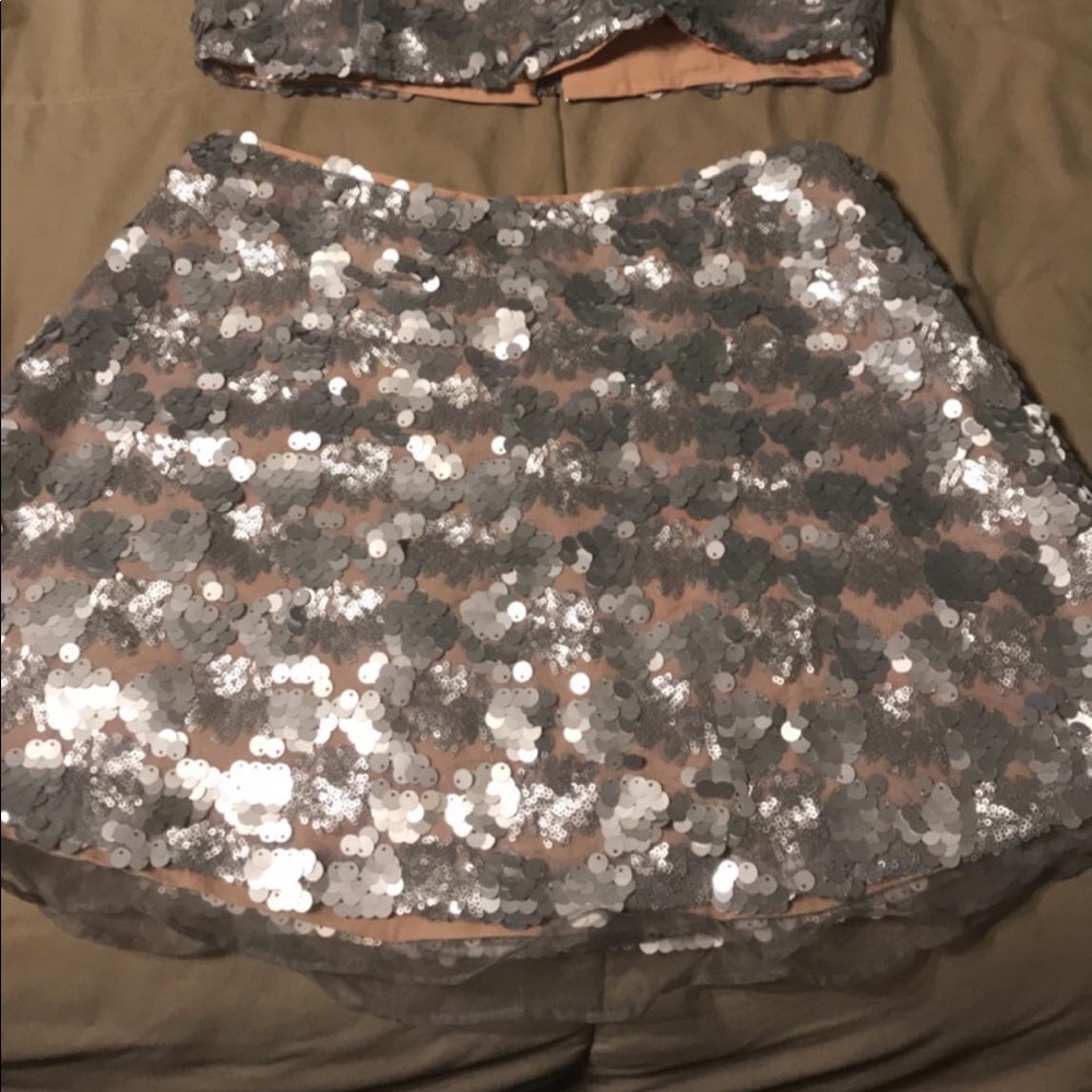 Two piece set - Picture 2 of 2